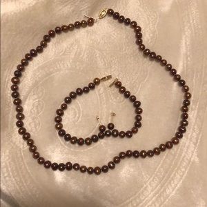 Necklace bracelet and earrings in brown pearl